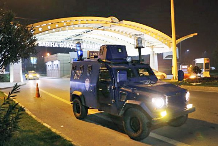 Турецкая полиция в аэропорту Стамбула имени Сабихи Гёкчен Турецкая полиция в аэропорту Стамбула имени Сабихи Гёкчен