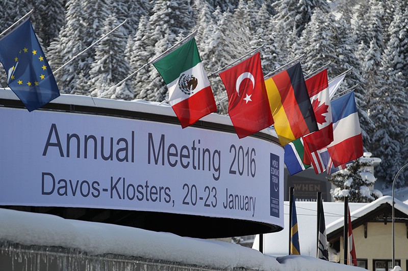 Флаги стран участниц Всемирного экономического форума в Давосе