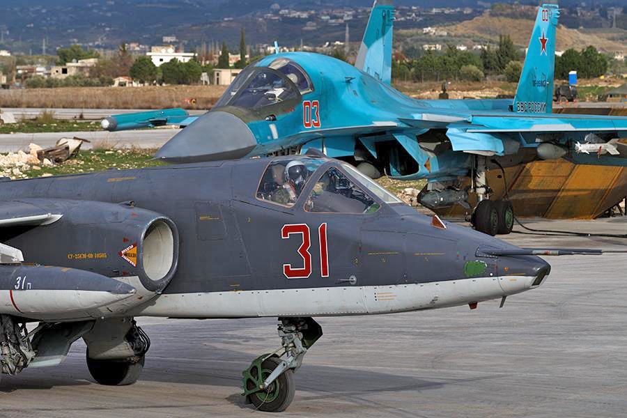 Истребители Су-25 и Су-34 авиационной группировки ВКС России
