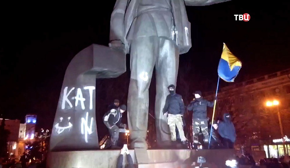 Снос памятника революционеру Петровскому в Днепропетровске