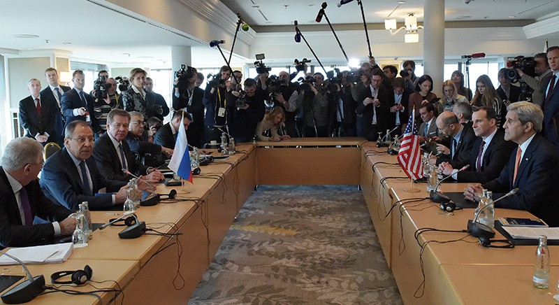 Глава МИД России Сергей Лавров и госсекретарь США Джон Керри во время двусторонней встречи в Мюнхене Глава МИД России Сергей Лавров и госсекретарь США Джон Керри во время двусторонней встречи в Мюнхене