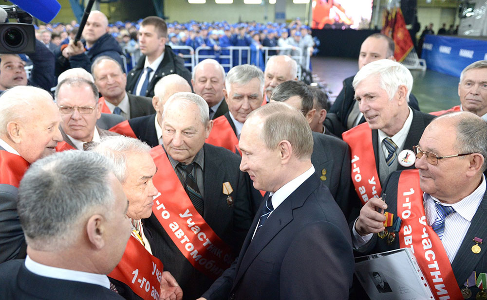 Владимир Путин поздравил сотрудников и ветеранов автозавода "КамАЗ"