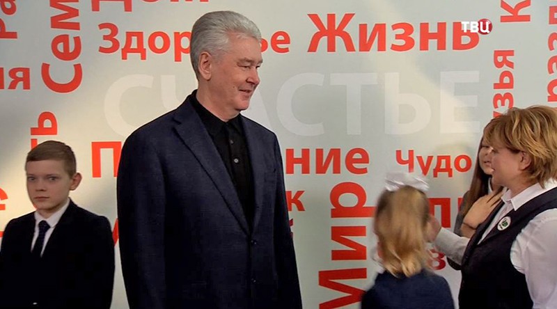 Сергей Собянин осматривает детский сад и школу