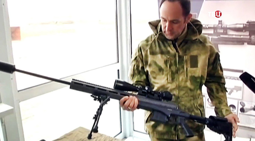 Украинский военный держит винтовку Мосина Украинский военный держит винтовку Мосина
