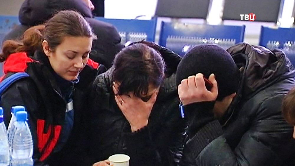 Родственники пассажиров самолета Boeing-737-800, который разбился при посадке в аэропорту Ростова-на-Дону