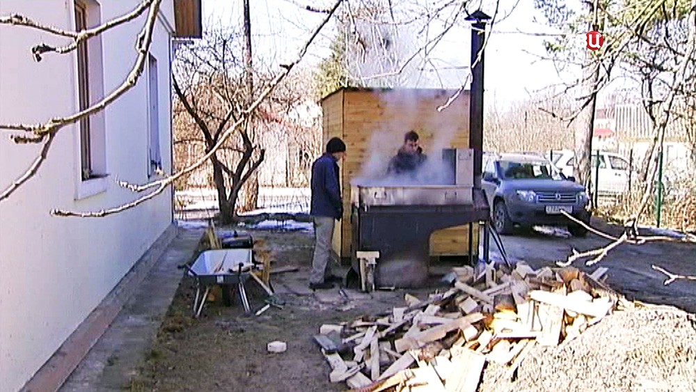 Варят кленовый сироп