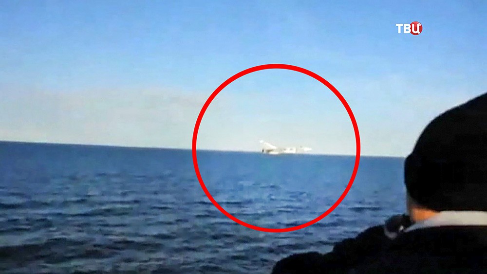 Истребитель Су-24 ВКС России рядом с эсминцем ВМС США "Дональд Кук"
