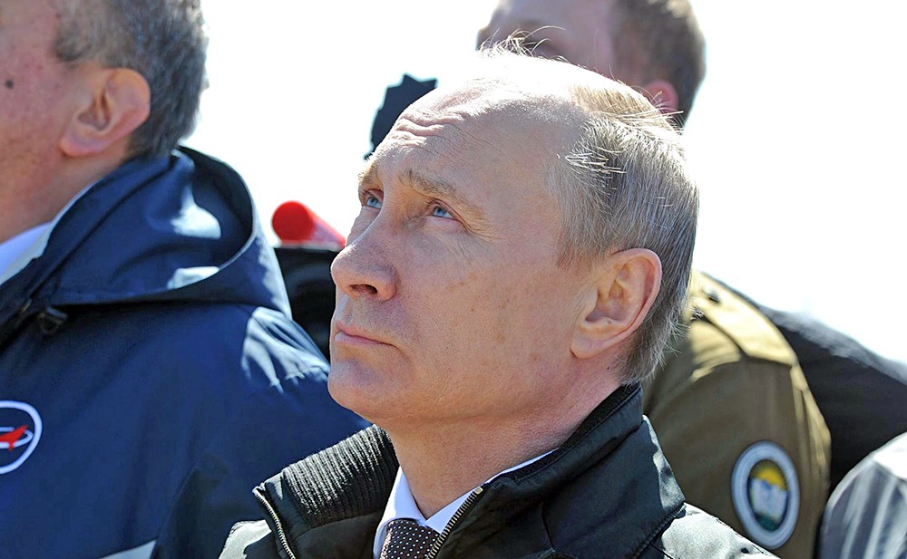 Президент России Владимир Путин наблюдает за стартом ракеты-носителя "Союз" на космодроме "Восточный"