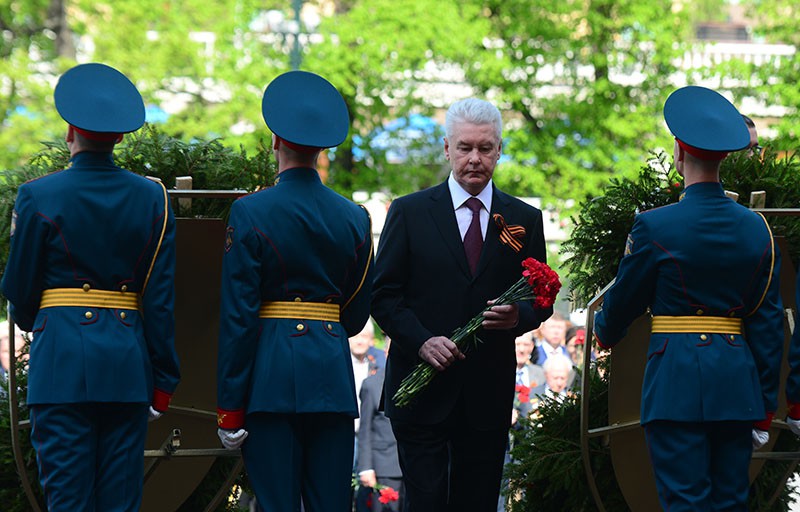 Мэр Москвы Сергей Собянин во время возложения цветов и венков к могиле Неизвестного Солдата в Александровском саду