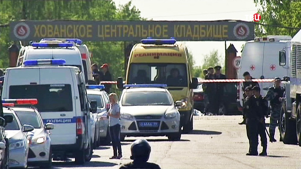 Сотрудники полиции у Хованского кладбища в Москве, где произошла массовая драка со стрельбой Сотрудники полиции у Хованского кладбища в Москве, где произошла массовая драка со стрельбой