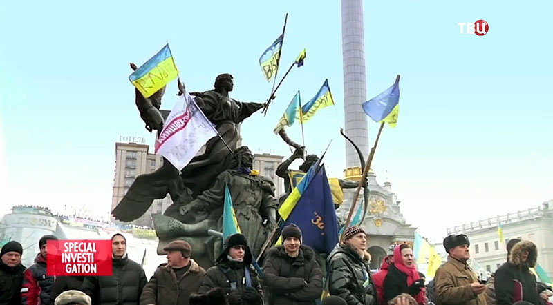 Активисты на Майдане в Киеве. Кадр из фильма "Маски революции" Активисты на Майдане в Киеве. Кадр из фильма "Маски революции"