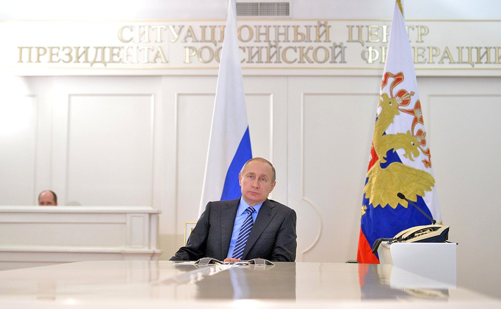 Президент России Владимир Путин в ситуационном центре Президент России Владимир Путин в ситуационном центре