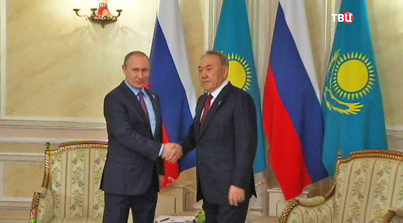 Президент России Владимир Путин и президент Казахстана Нурсултан Назарбаев во время встречи Президент России Владимир Путин и президент Казахстана Нурсултан Назарбаев во время встречи