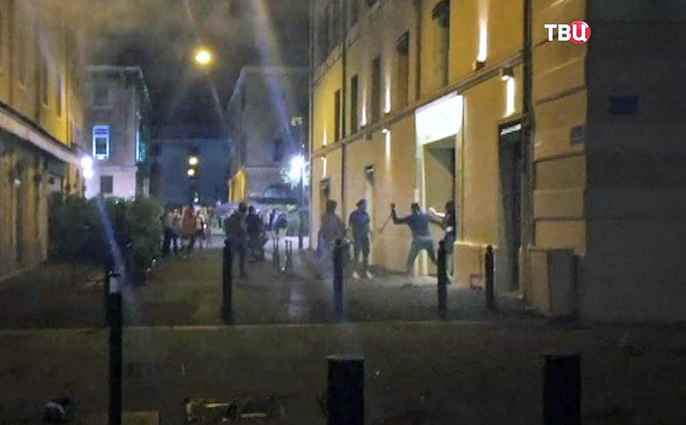 Драка футбольных фанатов во Франции Драка футбольных фанатов во Франции