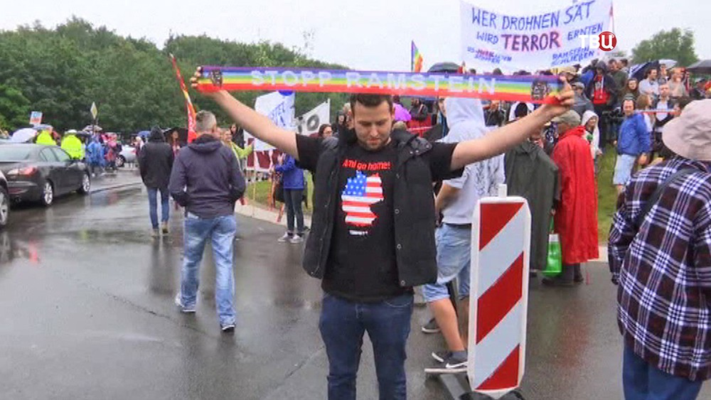 Митинг против размещения американских военных баз в Германии Митинг против размещения американских военных баз в Германии