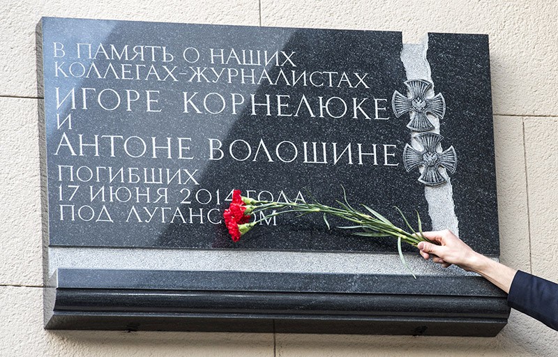 Мемориальная доска, установленная на здании ВГТРК в Москве в память о журналистах Игоре Корнелюке и Антоне Волошине Мемориальная доска, установленная на здании ВГТРК в Москве в память о журналистах Игоре Корнелюке и Антоне Волошине