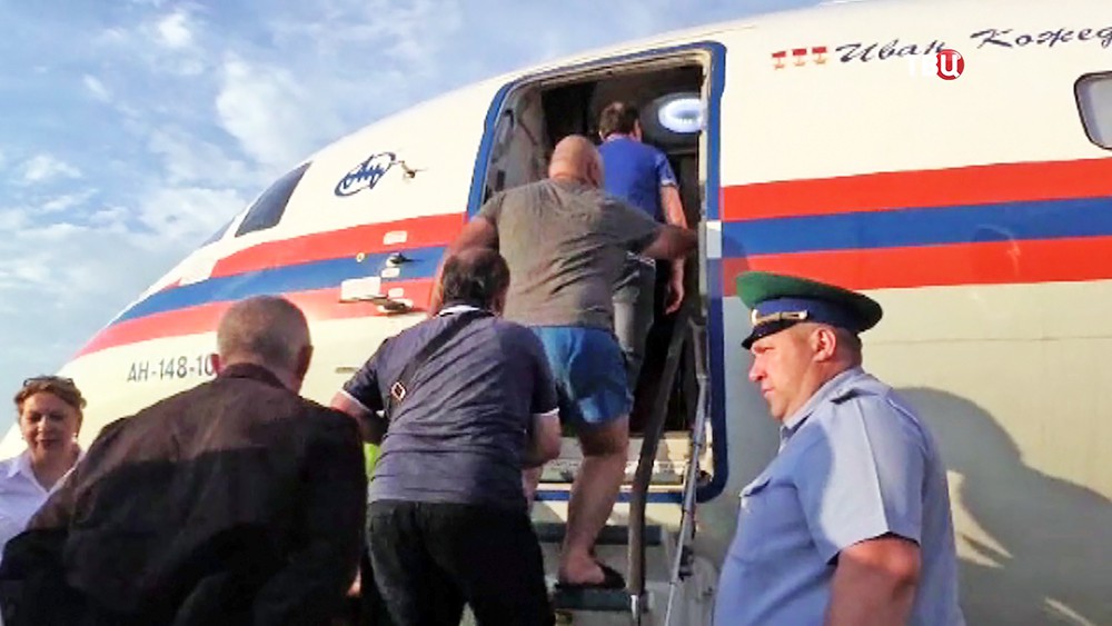 Пассажиры поднимаются на борт самолета МЧС