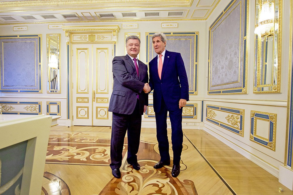 Президент Украины Пётр Порошенко и госсекретарь США Джон Керри Президент Украины Пётр Порошенко и госсекретарь США Джон Керри
