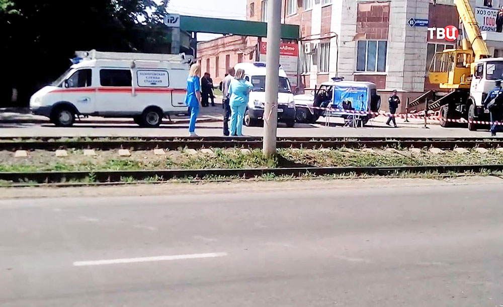 Экстренные службы на месте обрушения крыши в доме