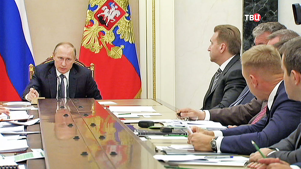 Президент России Владимир Путин на совещании с членами Правительства