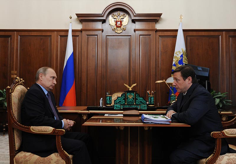 Президент РФ Владимир Путин и заместитель председателя правительства РФ Александр Хлопонин во время встречи Президент РФ Владимир Путин и заместитель председателя правительства РФ Александр Хлопонин во время встречи
