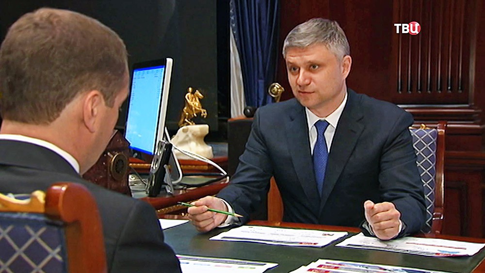 Председатель правительства РФ Дмитрий Медведев и президент ОАО "Российские железные дороги" Олег Белозеров Председатель правительства РФ Дмитрий Медведев и президент ОАО "Российские железные дороги" Олег Белозеров