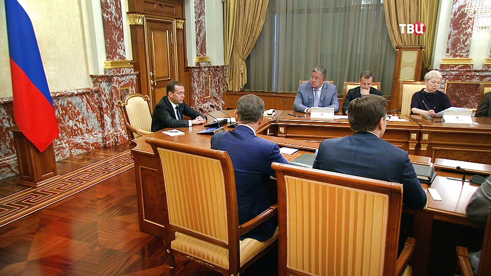 Дмитрий Медведев на совещании с членами правительства