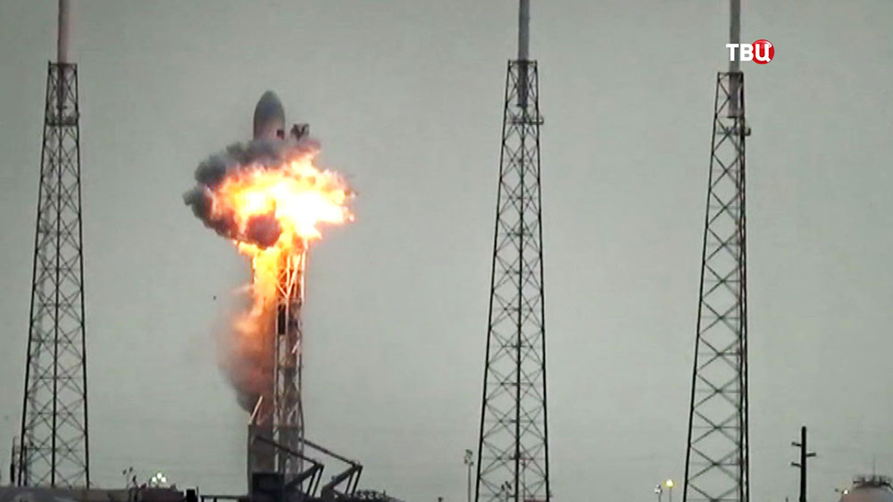 Взрыв ракеты Falcon 9 на пусковой платформе