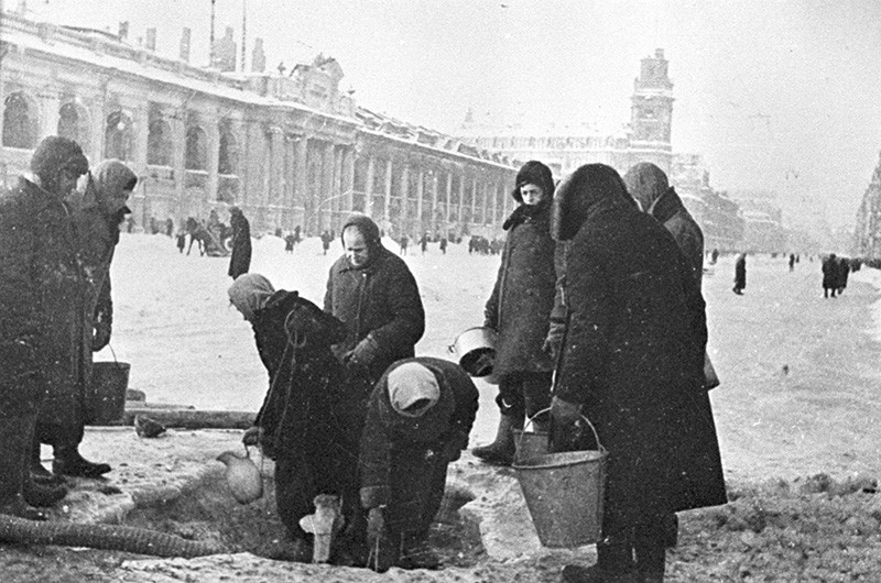Ленинградские блокадники в очереди за водой