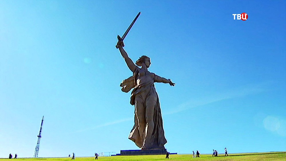 Скульптура "Родина-мать зовёт!" в Волгограде Скульптура "Родина-мать зовёт!" в Волгограде