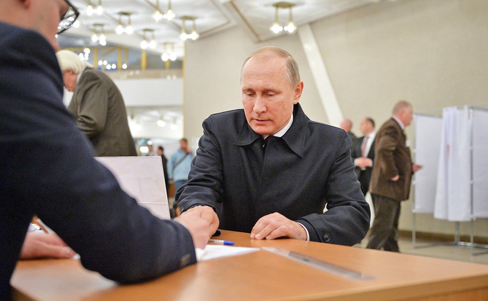 Владимир Путин голосует на выборах Владимир Путин голосует на выборах
