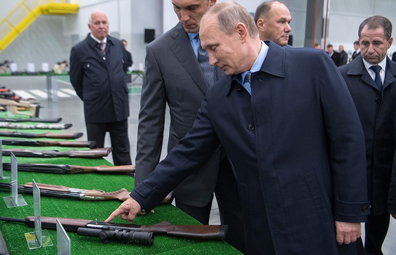 Президент России Владимир Путин во время смотра образцов продукции, выпускаемой предприятиями АО "Концерн Калашников" Президент России Владимир Путин во время смотра образцов продукции, выпускаемой предприятиями АО "Концерн Калашников"