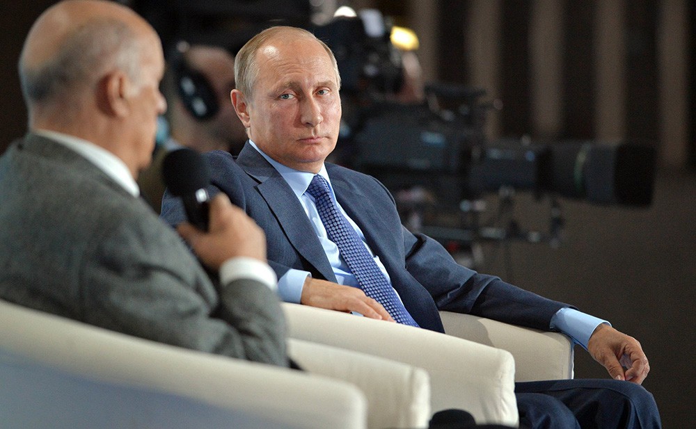 Президент России Владимир Путин выступает на межрегиональном форуме ОНФ "Форум действий. Крым" Президент России Владимир Путин выступает на межрегиональном форуме ОНФ "Форум действий. Крым"