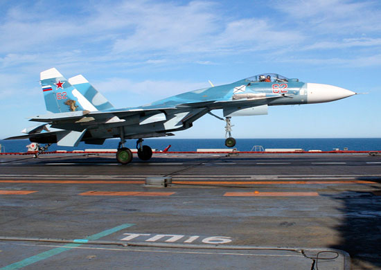 Истребитель Су-33 ВМФ России приземляется на авианосец "Адмирал Кузнецов" Истребитель Су-33 ВМФ России приземляется на авианосец "Адмирал Кузнецов"