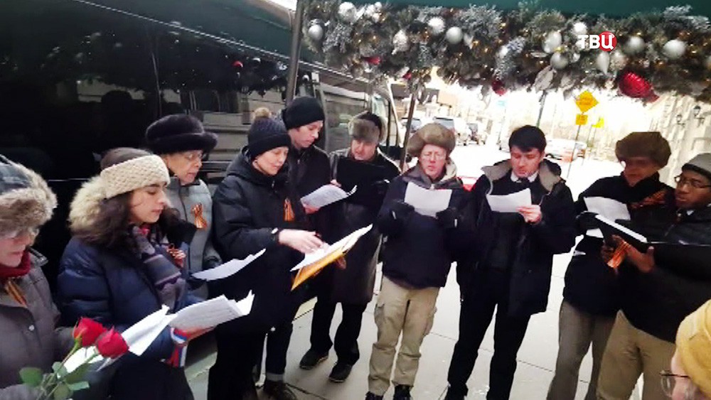 У входа в российское Генконсульство в Нью-Йорке хор Шиллеровского института спел гимн России У входа в российское Генконсульство в Нью-Йорке хор Шиллеровского института спел гимн России