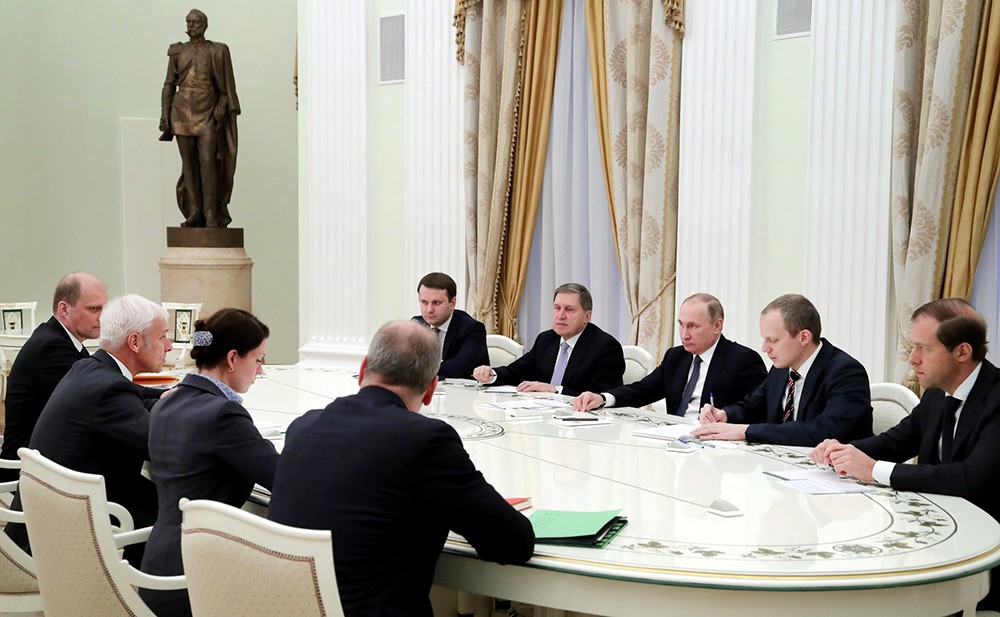 Президент России Владимир Путин на встрече с председателем правления концерна "Фольксваген" Маттиасом Мюллером Президент России Владимир Путин на встрече с председателем правления концерна "Фольксваген" Маттиасом Мюллером