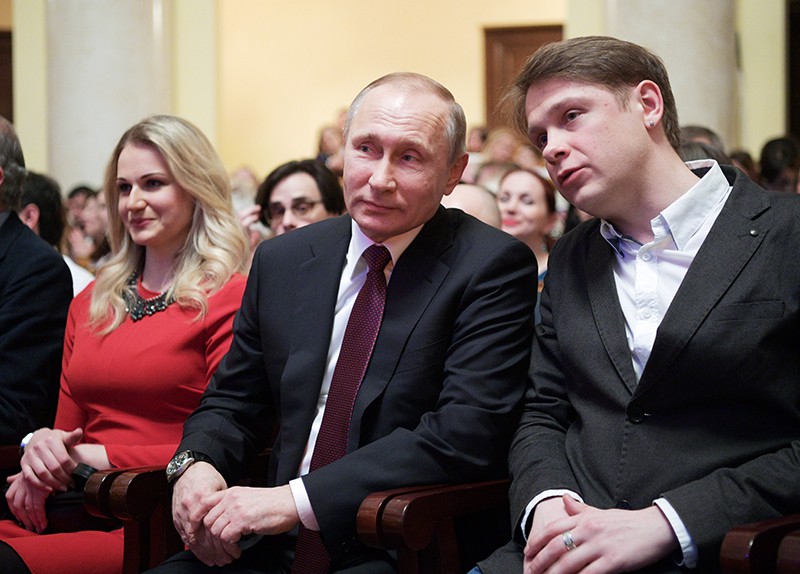 Президент России Владимир Путин на премьере спектакля "Не покидай свою планету"