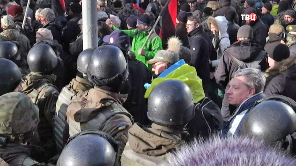 Полиция Украины сдерживает митингующих Полиция Украины сдерживает митингующих