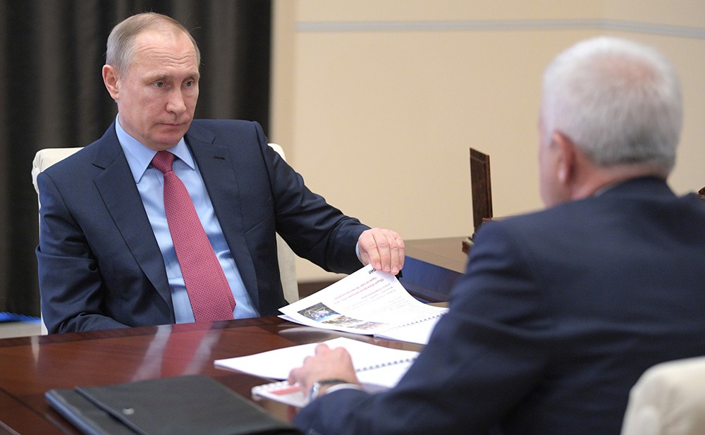 Президент России Владимир Путин и президент компании "ЛУКОЙЛ" Вагит Алекперов