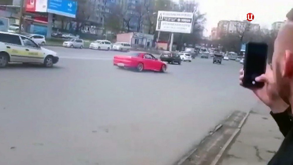 Лихач устроил дрифт на дороге во Владивостоке Лихач устроил дрифт на дороге во Владивостоке