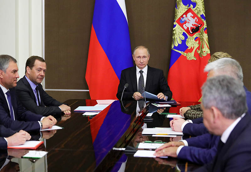 Президент России Владимир Путин проводит совещание с постоянными членами Совета безопасности