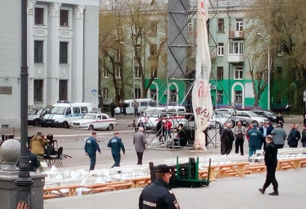 Последствия падения металлической конструкции на площади в Перми