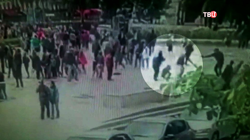 Нападение на полицейских у собора Парижской Богоматери Нападение на полицейских у собора Парижской Богоматери