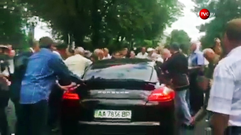 Porsche въехал в толпу митингующих у здания правительства Украинца в Киеве