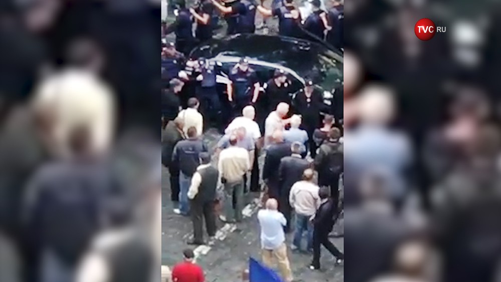 Porsche въехал в толпу митингующих у здания правительства Украинца в Киеве