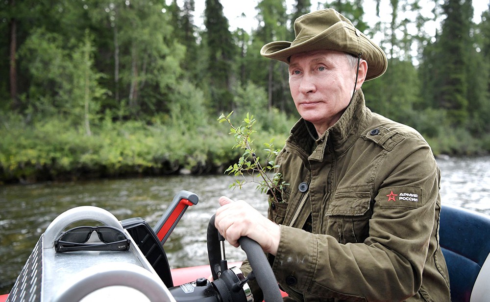 Владимир Путин плывет на катере