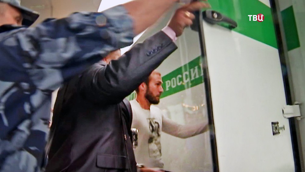 Виновник смертельного ДТП на Бауманской улице Александр Ломов под конвоем Виновник смертельного ДТП на Бауманской улице Александр Ломов под конвоем