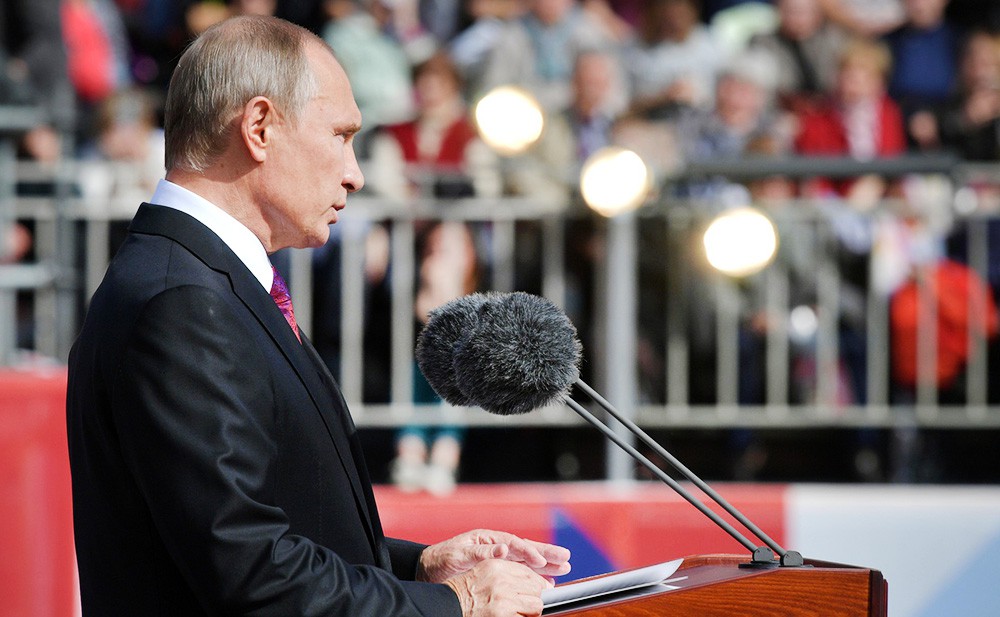 Президент РФ Владимир Путин выступает на Красной площади Президент РФ Владимир Путин выступает на Красной площади
