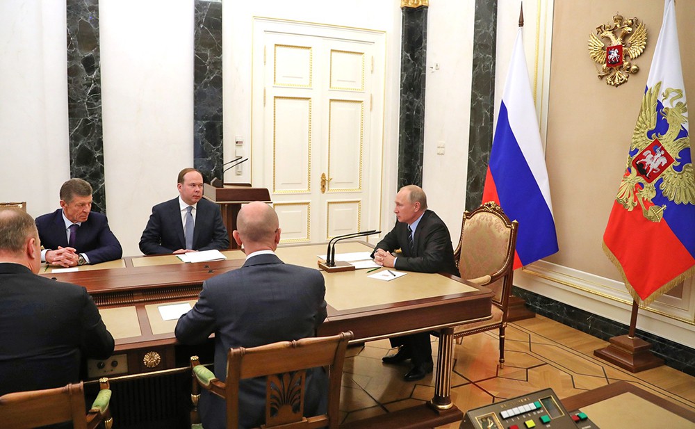 Президент России Владимир Путин проводит заседание Президент России Владимир Путин проводит заседание