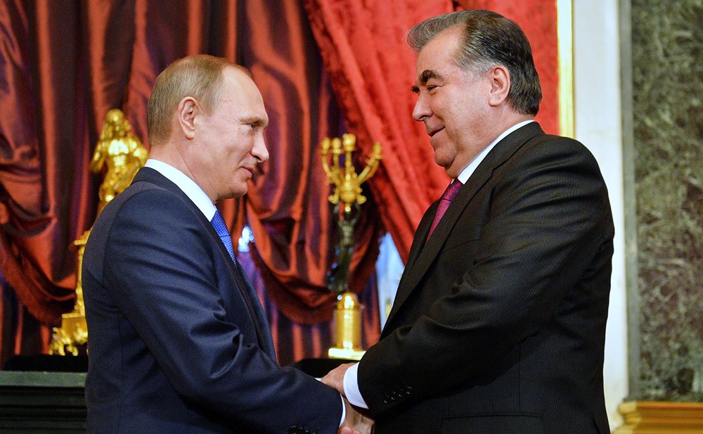 Президент России Владимир Путин и президент Таджикистана Эмомали Рахмон на саммите в Уфе Президент России Владимир Путин и президент Таджикистана Эмомали Рахмон на саммите в Уфе